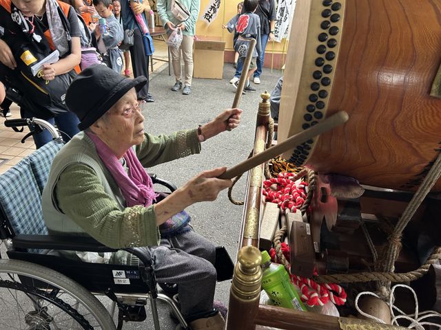 居心地のいい洋室 子供神輿⑤ 暖かみのある色合いでまとめられた居室です。家具が配された部屋でくつろぎの時を過ごせます。
