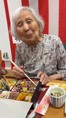 食事を楽しむ場面