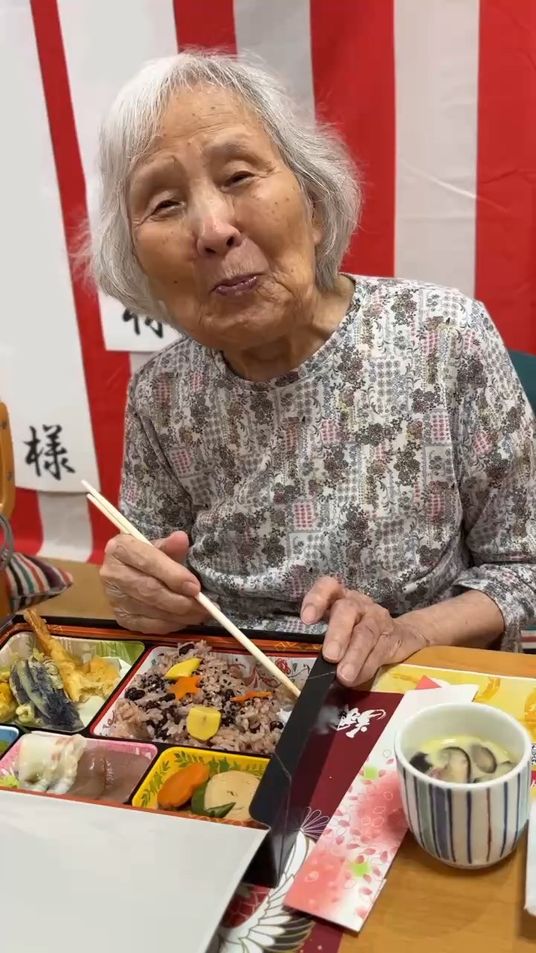 食事を楽しむ場面