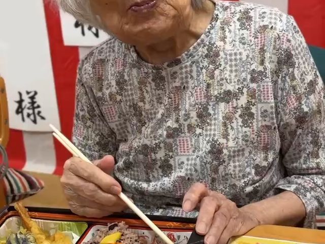 食事を楽しむ場面 食堂 栄養バランスの取れた食事を楽しみ、新鮮な食材が豊富に使用されています。和やかな雰囲気で会話が弾みます。