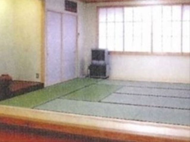 和室の居心地の良さ 和室 落ち着いた雰囲気の和室です。畳の上でゆったりとした時間を過ごすことができます。