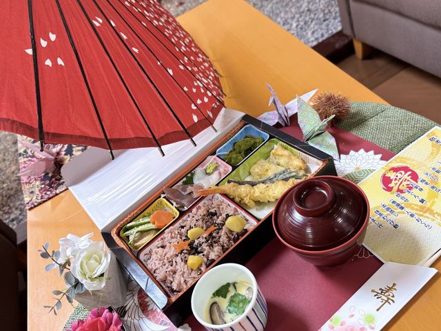 彩り豊かな和風の食事 食堂 彩り豊かな和食のセットは、季節を感じることができ、利用者に喜ばれます。