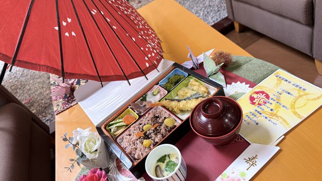 彩り豊かな和風の食事 食堂 彩り豊かな和食のセットは、季節を感じることができ、利用者に喜ばれます。