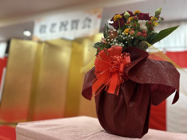 華やかな飾りの卓上 ロビー 華やかな装飾が施された卓上の花が印象的です。落ち着きと華やぎが共存する空間です。