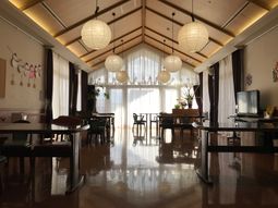 明るい雰囲気の食堂空間