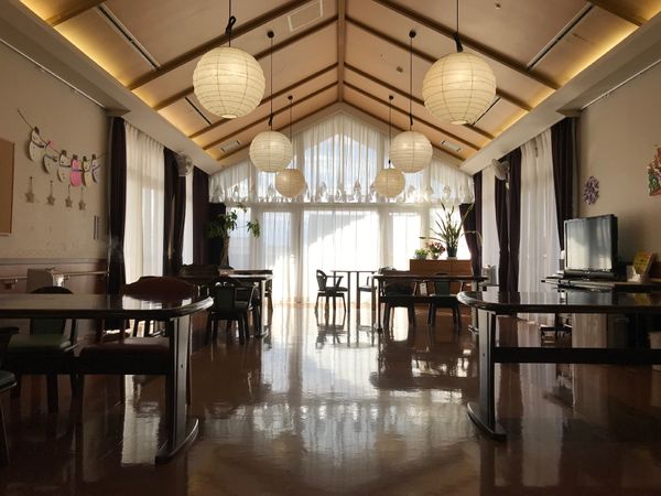 明るい雰囲気の食堂空間