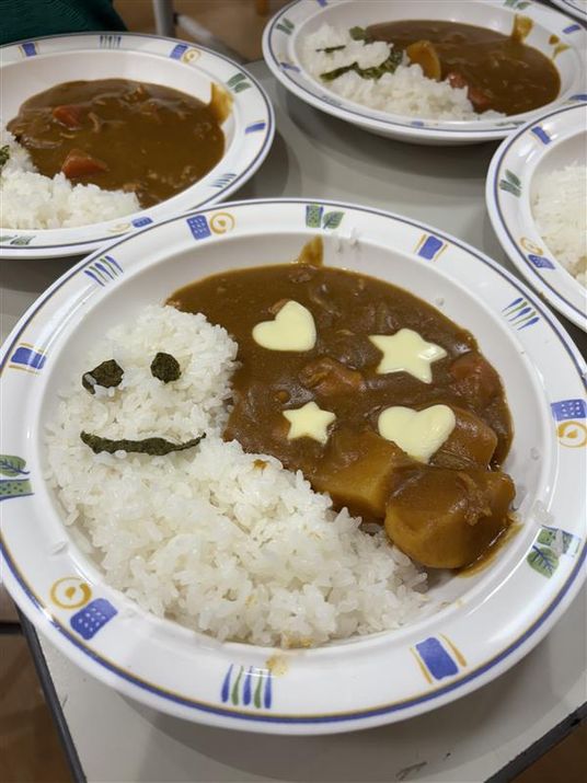 笑顔の飾りがあるカレー