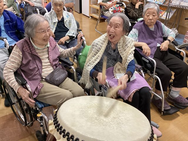 快適な床に横たわる方 翔裕館の日⑤ 温かみのある色合いの居室で、ゆったりと休息をとっている様子が伝わってきます。サポートが必要な方も安心して生活できる環境が整っています。