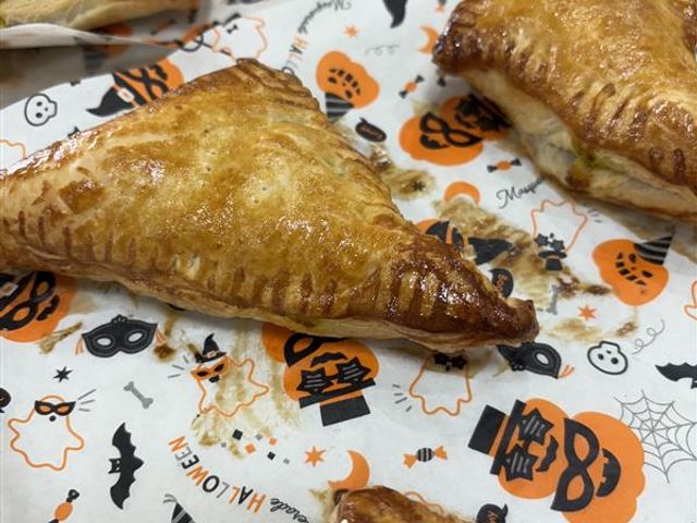 焼き菓子の並ぶテーブル キッチン 焼き立ての菓子が並ぶテーブルは、季節を感じるデザインの紙が使われ、美味しそうに見えます。