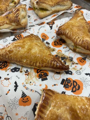 焼き菓子の並ぶテーブル キッチン 焼き立ての菓子が並ぶテーブルは、季節を感じるデザインの紙が使われ、美味しそうに見えます。