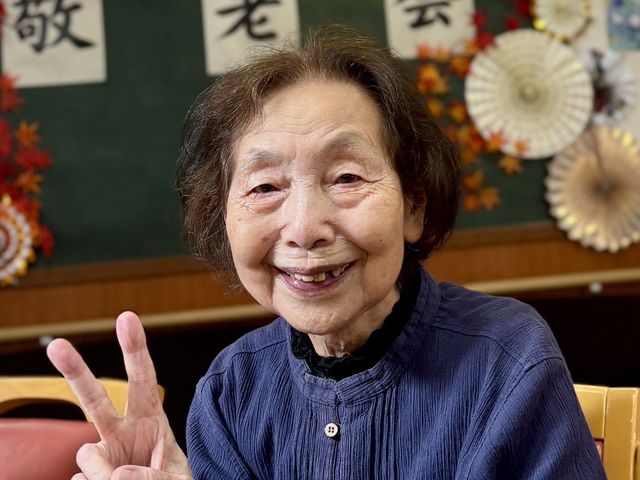 楽しい笑顔の集い スタッフイメージ 楽しそうに微笑んでいる様子が印象的です。温かい雰囲気の中で、心地よい時間を過ごせます。