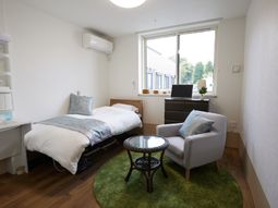 明るい居室の様子