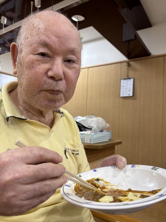 食事を楽しむ方の居室