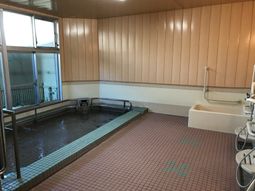 介護施設の明るい浴室