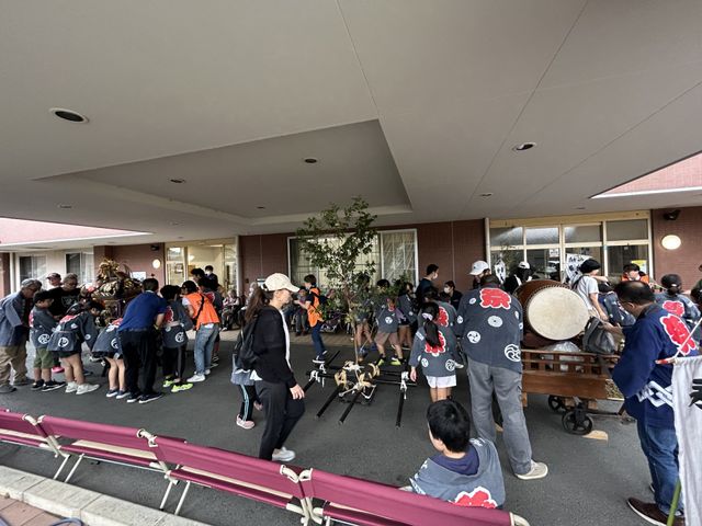 暖かい光の廊下 子供神輿② 手すりが備わった明るい廊下は、移動をサポートし、安心して過ごせる空間を提供しています。ここでは快適さと機能性が考慮されており、日々の業務においてもスムーズな動線が確保されています。
