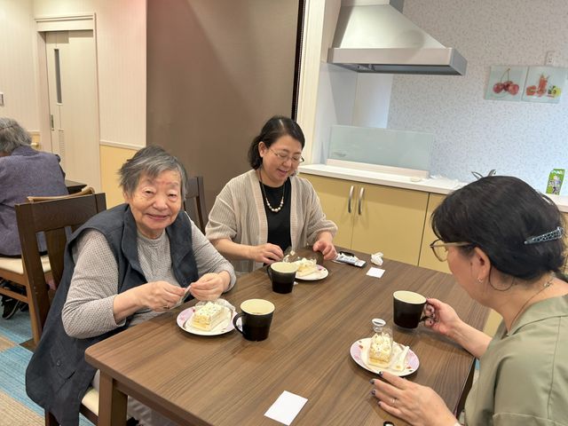 リビングの様子 リビング 和やかに集まり、会話を楽しむ入居者の様子です。自然と笑顔が生まれる場となっています。