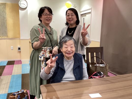 笑顔の3人、居室