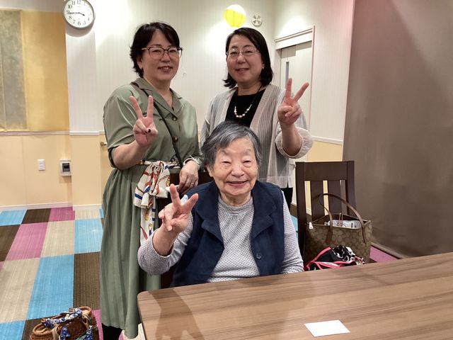 笑顔の3人、居室 居室 和やかな雰囲気の中で、笑顔で過ごすことができます。暖かみのある空間が広がっています。