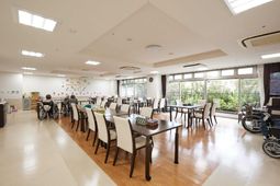 広々とした明るい食堂