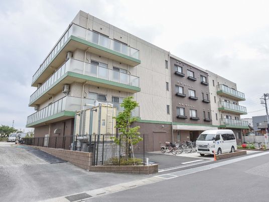 広々とした建物の外観