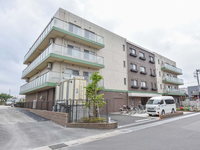広々とした建物の外観 外観 清潔感のある広い建物です。周囲には駐車スペースも備えています。
