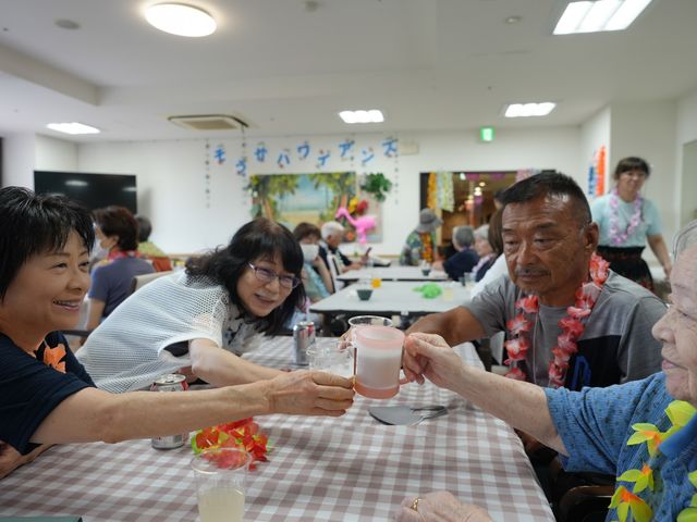 楽しいイベントの様子 ダイニングルーム 温かい交流が楽しめる場で、リラックスした雰囲気の中での会話が弾んでいます。