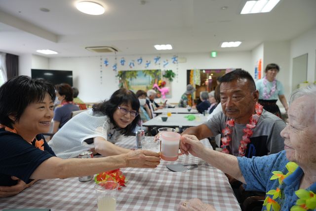楽しいイベントの様子 ダイニングルーム 温かい交流が楽しめる場で、リラックスした雰囲気の中での会話が弾んでいます。