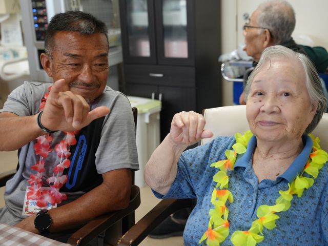 交流する様子の室内 リビング 利用者同士が笑顔で交流する温かい空間です。和やかな雰囲気の中で、楽しい時間が過ごせます。