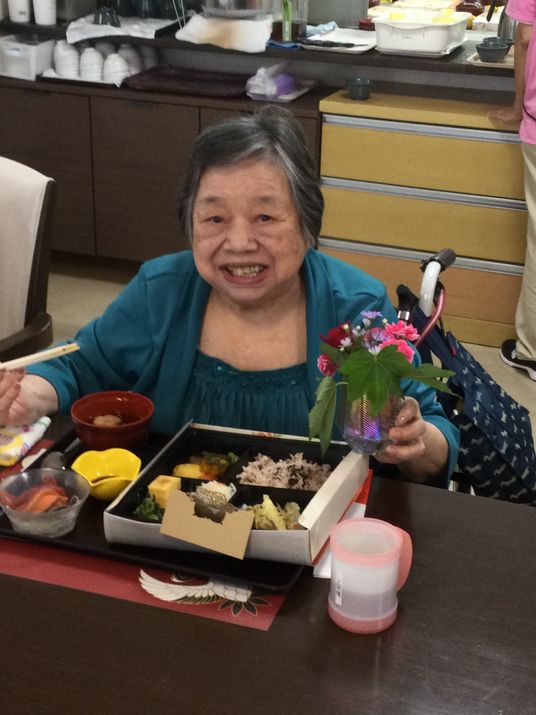 食事を楽しむ笑顔の女性