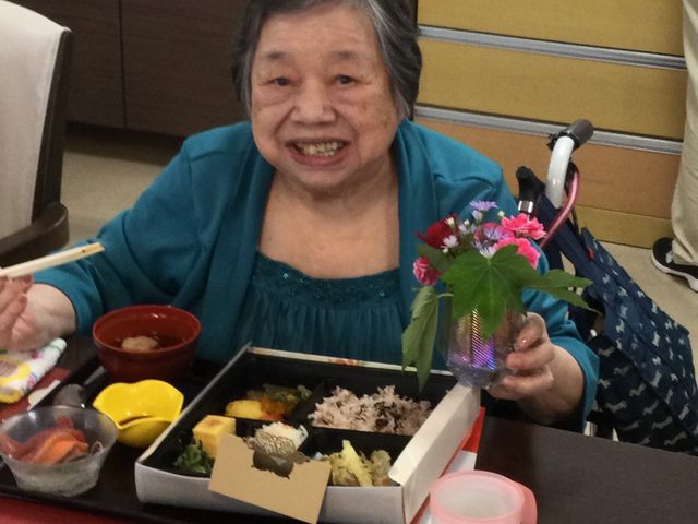 食事を楽しむ笑顔の女性 ダイニングルーム にぎやかなダイニングルームで、美味しい食事に笑顔があふれています。