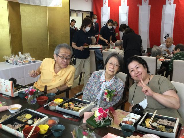 賑やかな交流の場 リビング 開放的な空間で、利用者同士が和やかに会話や食事を楽しんでいます。スタッフも交流をサポートしています。
