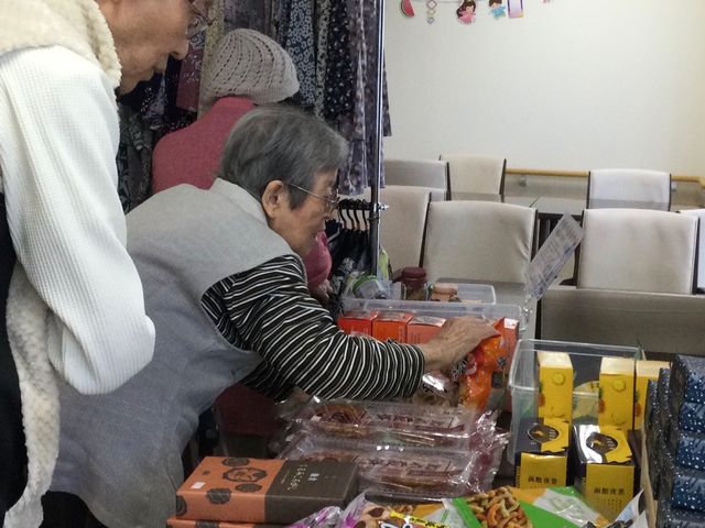 商品を選ぶシニアの方々が集う場所 休憩室 シニアの方々がゆったりと商品を選べる心地よいスペースです。会話を楽しむ姿が見られます。