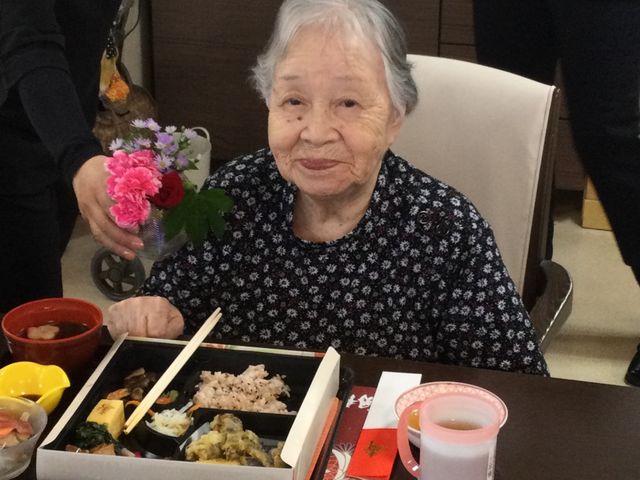 食事を楽しむ人 ダイニングルーム 温かい雰囲気の中で、和やかな食事の時間を過ごせます。配膳の様子から和食を提供しています。