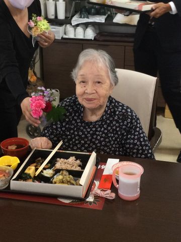 食事を楽しむ人 ダイニングルーム 温かい雰囲気の中で、和やかな食事の時間を過ごせます。配膳の様子から和食を提供しています。