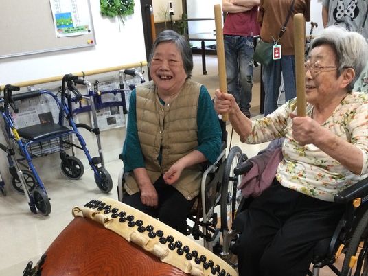 太鼓を楽しむ人々