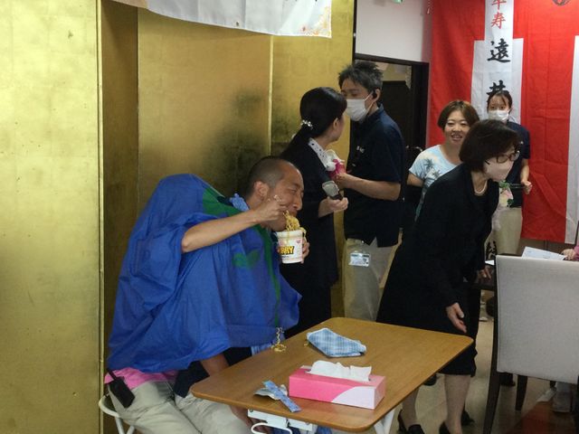 楽しげな交流の部屋 多目的室 職員と利用者が楽しく交流しています。賑やかな雰囲気の中で、和やかな時間を過ごせます。