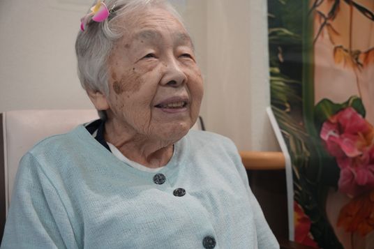 笑顔の高齢女性の休憩室