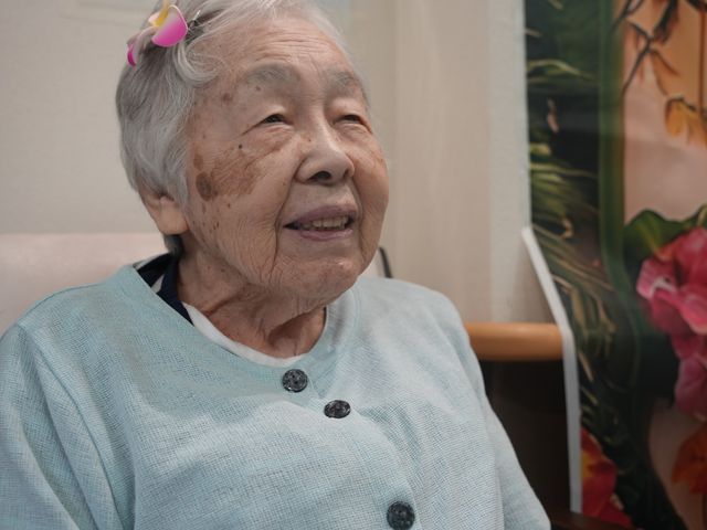 笑顔の高齢女性の休憩室 休憩室 高齢の女性がくつろいでリラックスしている様子が見られます。働く環境として和やかな雰囲気です。