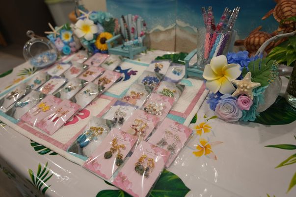 色鮮やかな装飾品が並ぶ棚