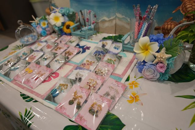 色鮮やかな装飾品が並ぶ棚 エントランス 様々な色彩の装飾品が美しく並び、訪れる人を迎える華やかな空間です。