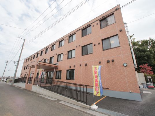  ピンクの壁の建物エントランス 