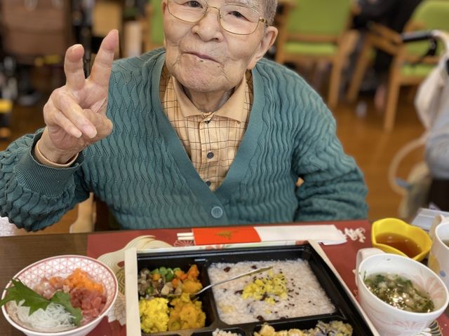 明るいダイニングルーム ダイニングルーム 多彩な食事が並ぶテーブルで、ゆったりとした時間を過ごせます。楽しく温かい雰囲気の食事風景です。