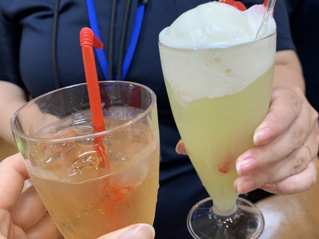 スタッフとドリンク スタッフイメージ スタッフが手に持つドリンクは、仕事の合間のひとときを心地よくしてくれます。