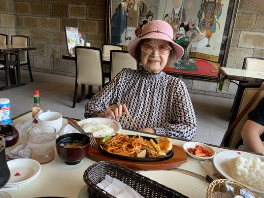 食事を楽しむ女性