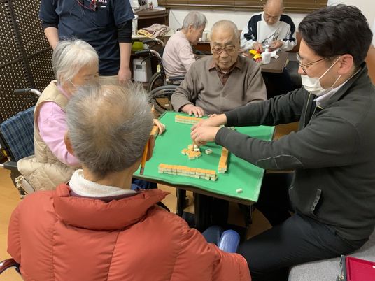 スタッフが笑顔のアクティビティ室