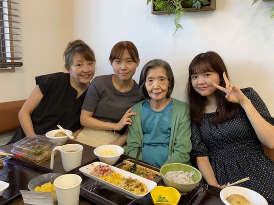 和やかな食事風景