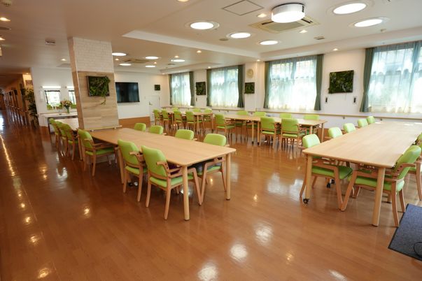 国旗飾り付けの食堂空間