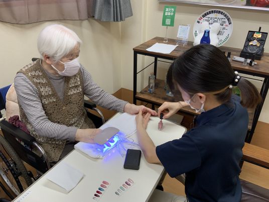 ネイルケアを受ける場面