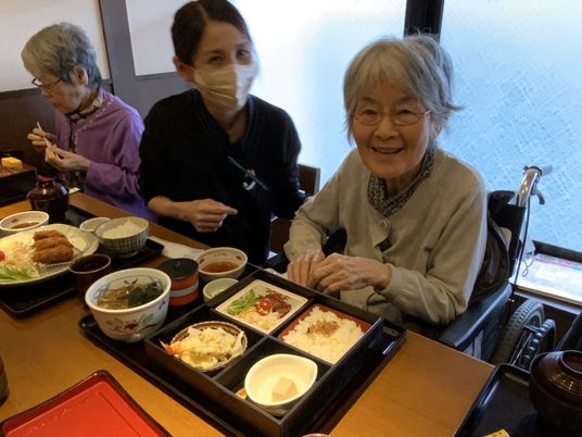 スタッフ介助の食事時間