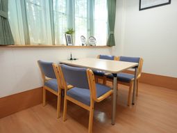 明るい食卓セットのある部屋